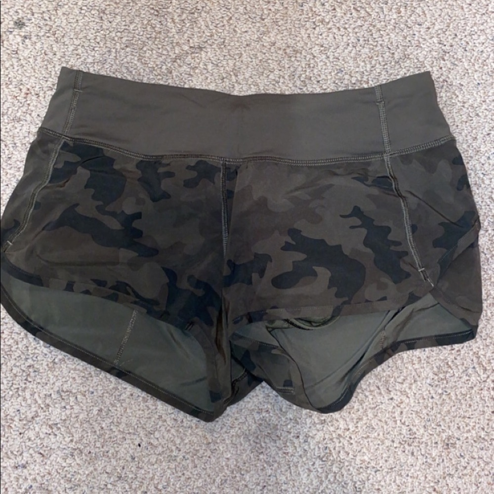 Lululemon speed up camo 2.5 inch size 4